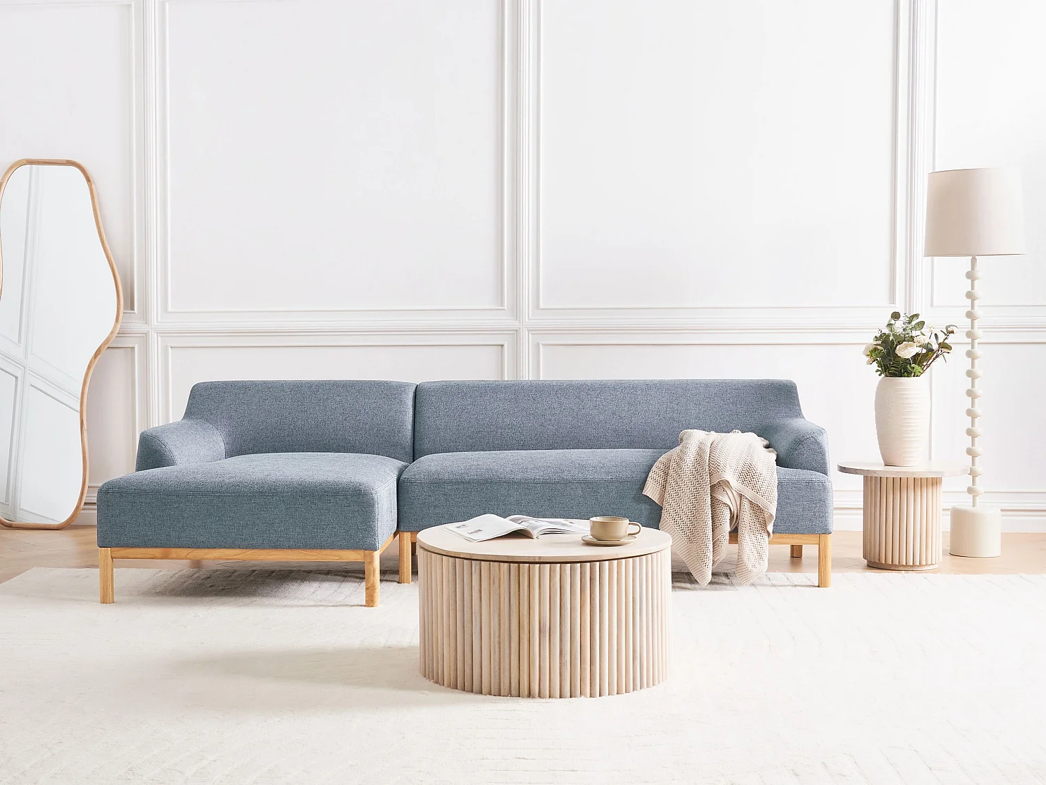 3-Sitzer Ecksofa Stoffbezug blau mit Chaiselounge rechts hohe Holzbeine Sosjo
