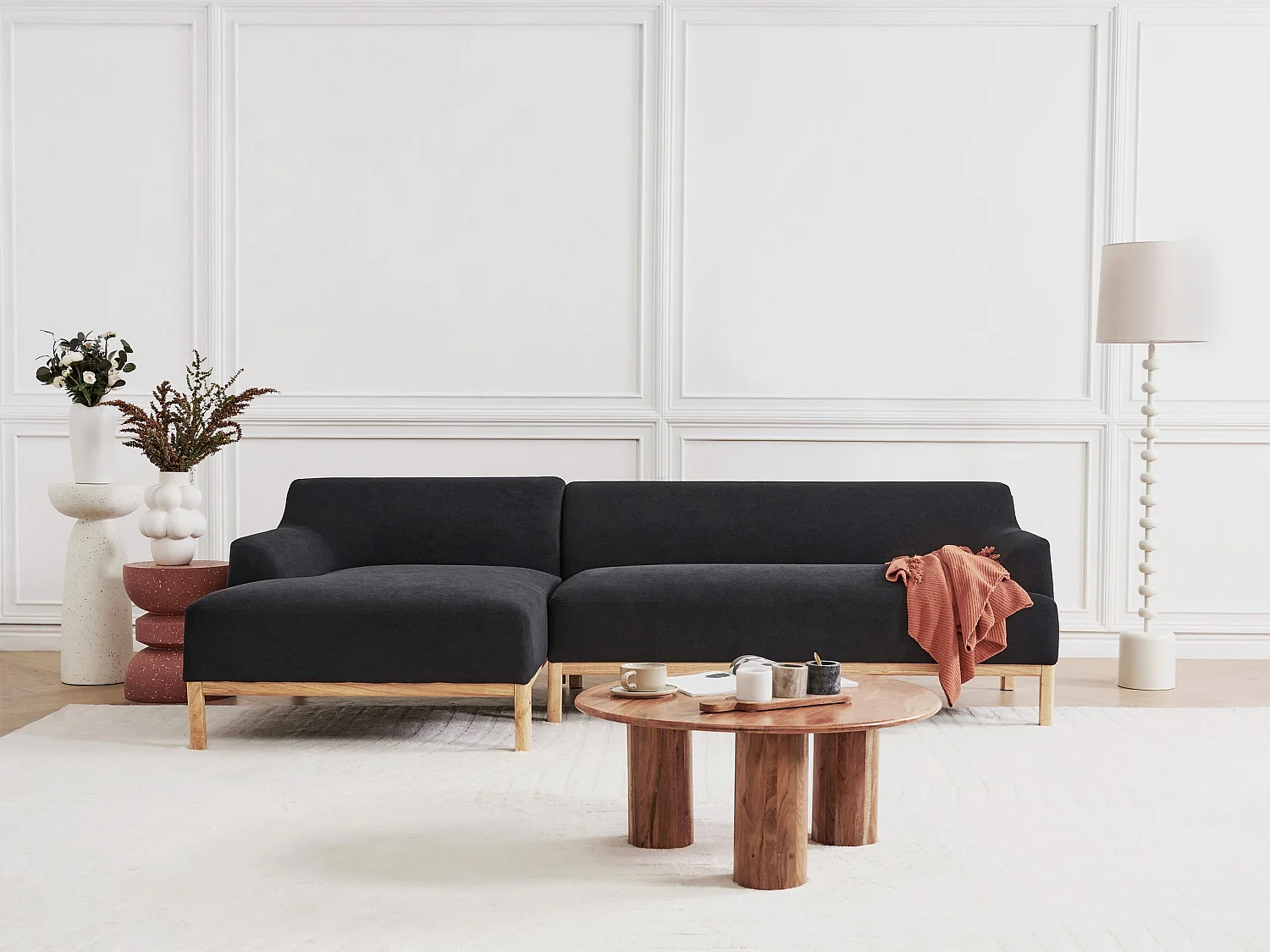 3-Sitzer Ecksofa Stoffbezug schwarz mit Chaiselounge rechts hohe Holzbeine Sosjo