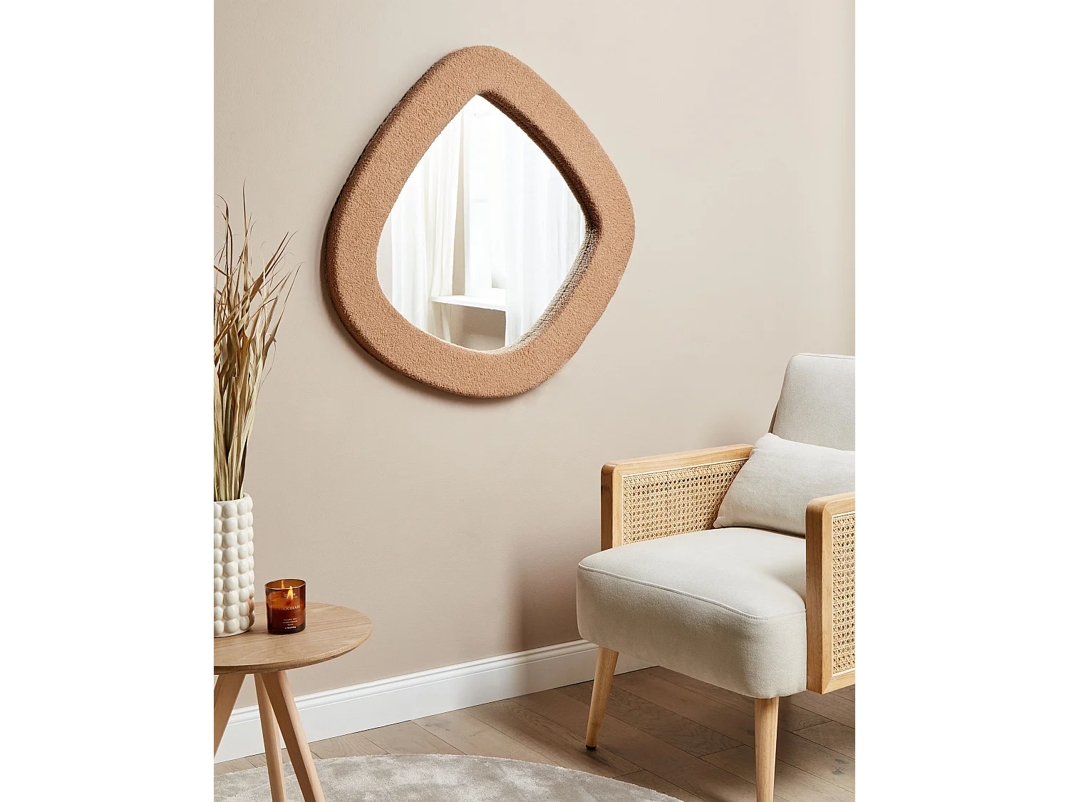 Wandspiegel mit breitem Rahmen Bouclé braun asymmetrisch 79 x 80 cm modern Epiry