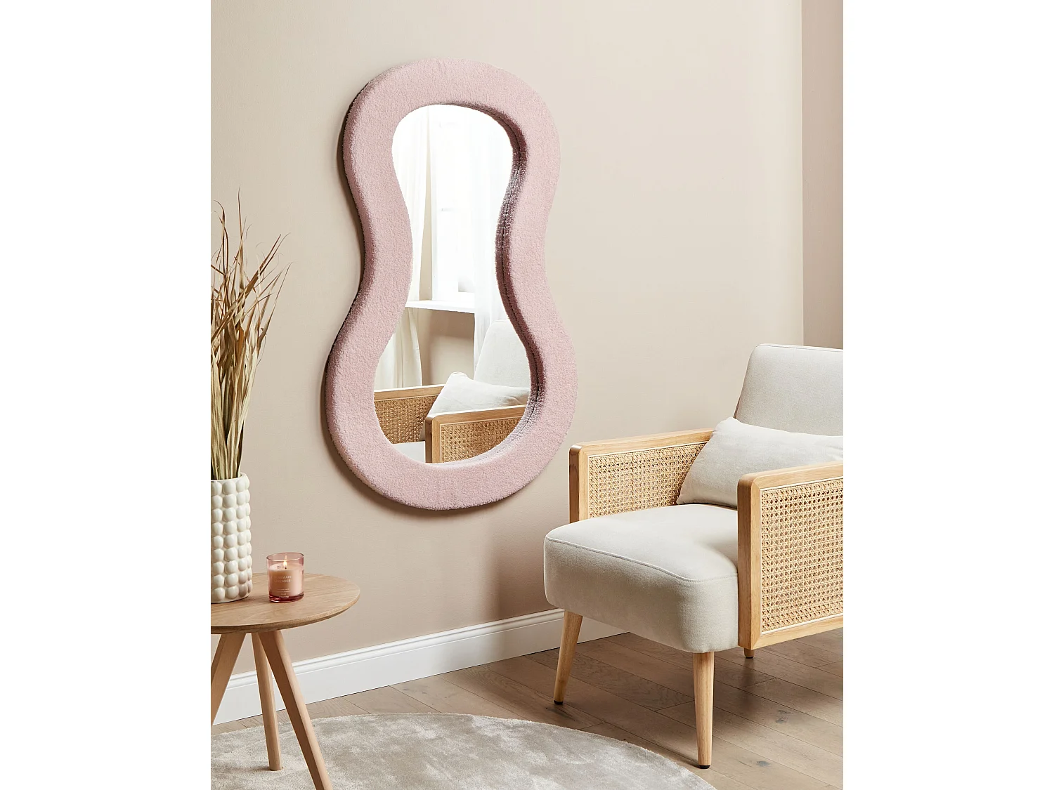 Wandspiegel mit breitem Rahmen Bouclé rosa asymmetrisch 70x112cm modern Planchez