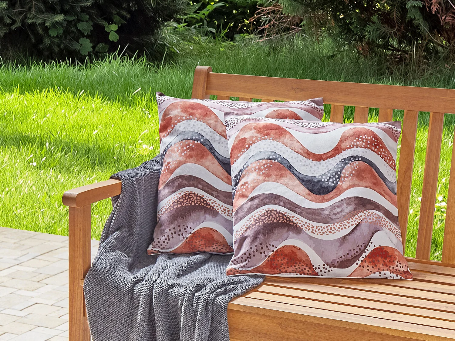 Set aus 2 Gartenkissen für den Außenbereich 45 x 45 cm Polyester Abstraktes Motiv Wellenmuster Rechteckig Braun Seborga