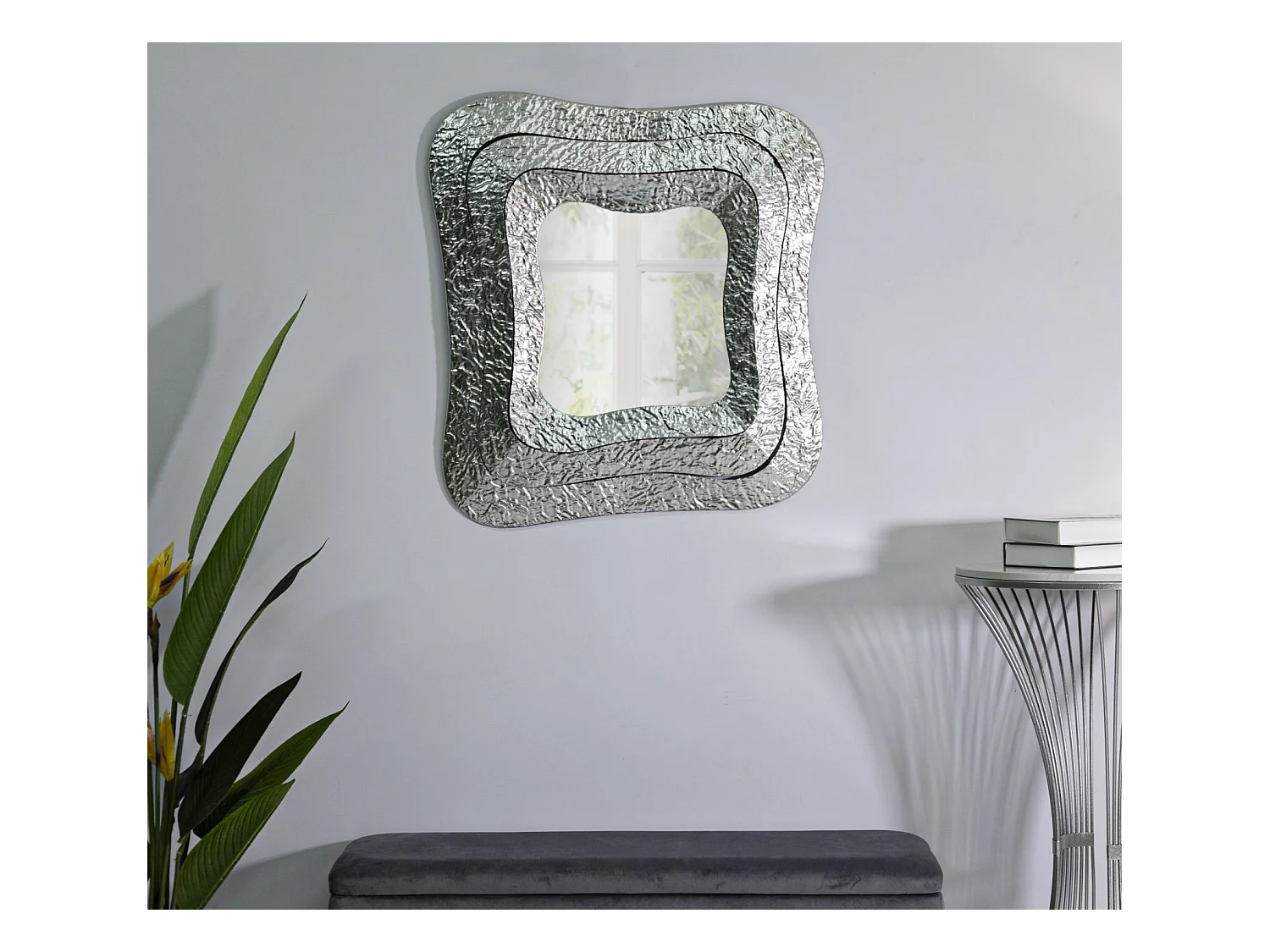 Specchio da parete in metallo argentato cm 74x7x79.