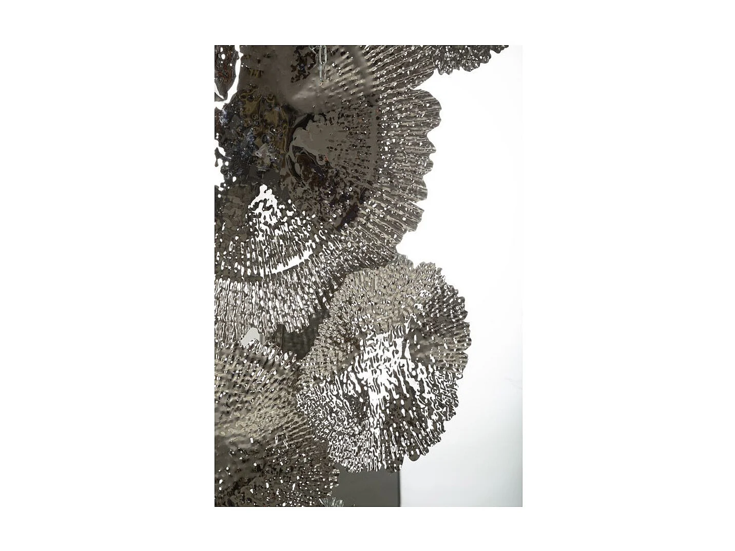 Zilveren metalen wandspiegel 85x7x80,6 cm.