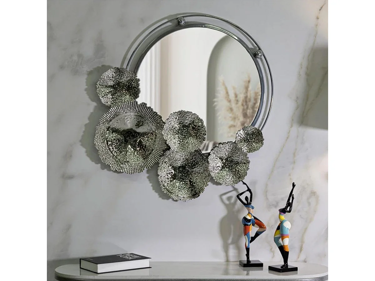 Zilveren metalen wandspiegel 85x7x80,6 cm.