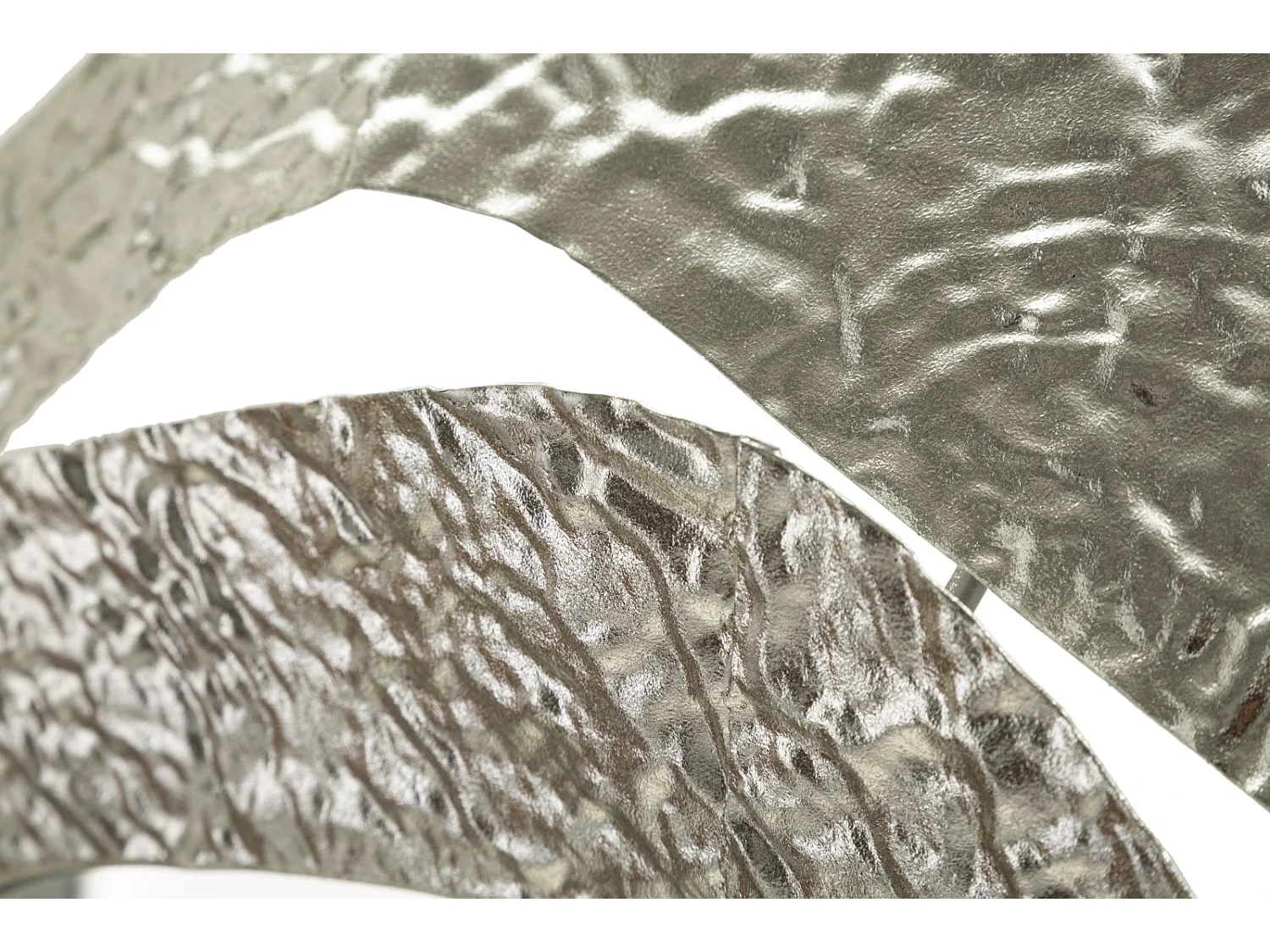 Specchio da parete in metallo argentato cm 66x6x75.