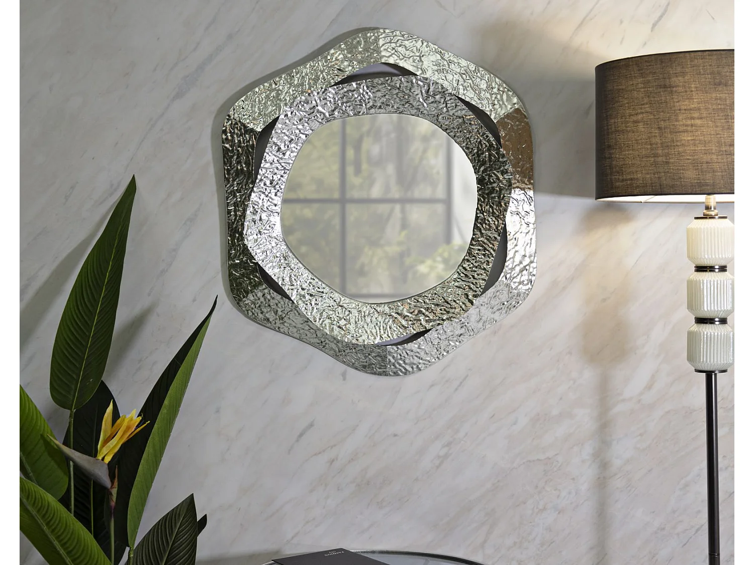 Specchio da parete in metallo argentato cm 66x6x75.