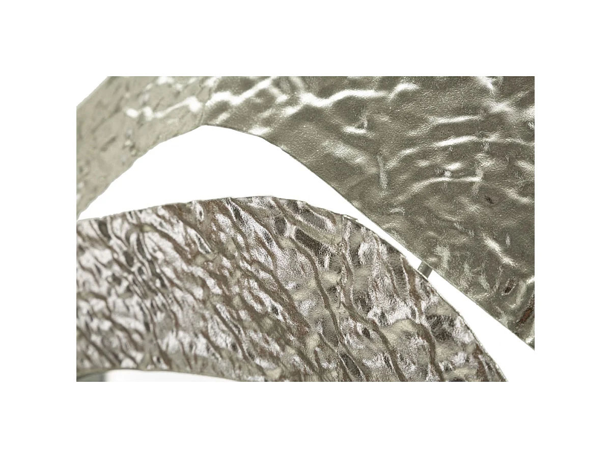 Zilverkleurige metalen wandspiegel 66x6x75 cm.