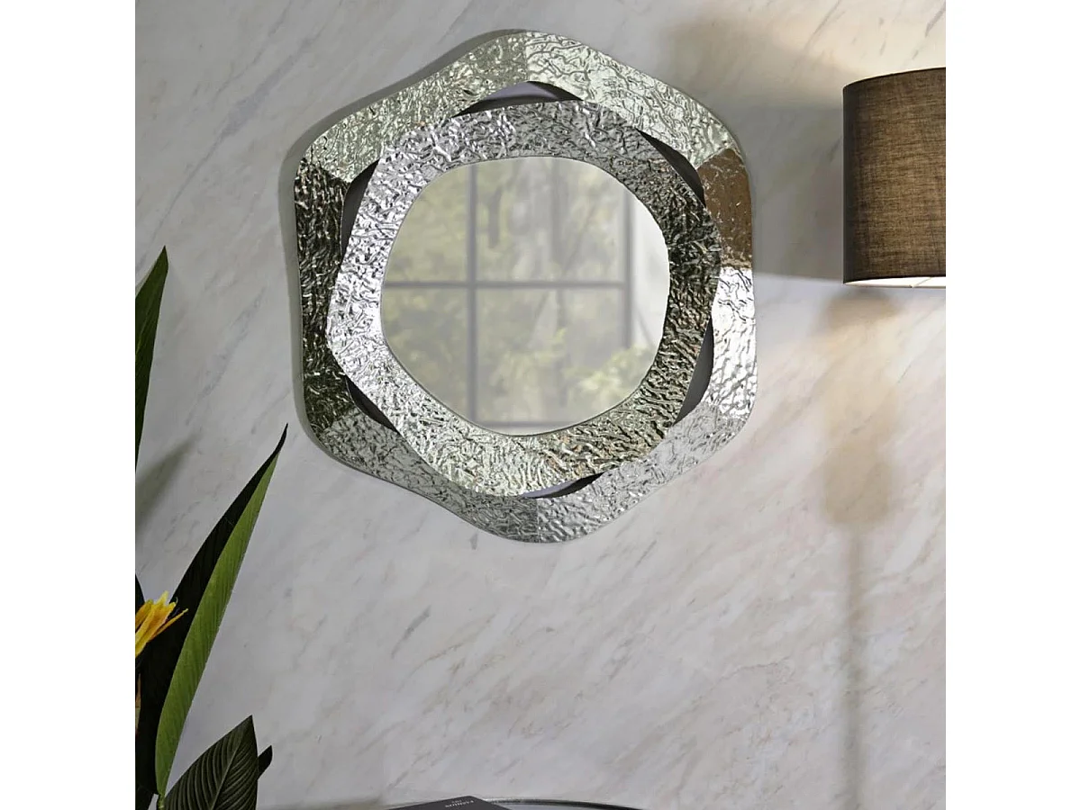 Zilverkleurige metalen wandspiegel 66x6x75 cm.