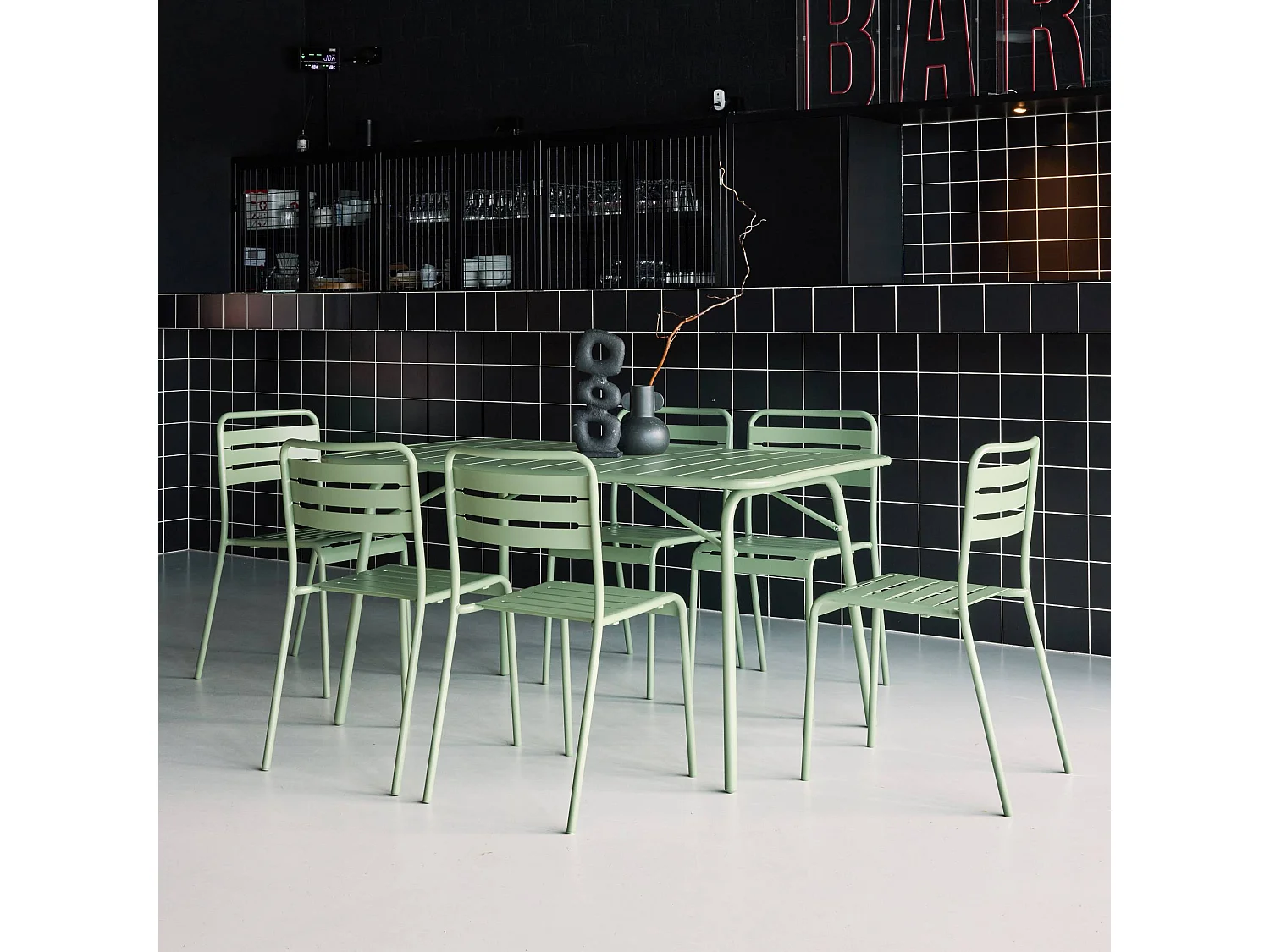 Table de jardin pliante métal + 6 assises. Amelia. vert. 141.2 x 80 x 72.5cm