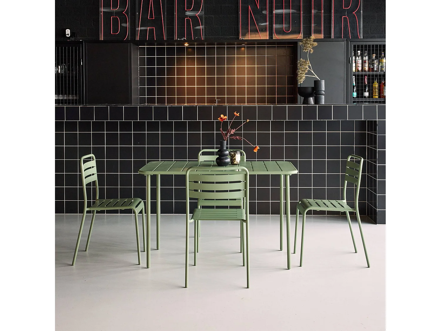 Table de jardin métal + 4 assises vert en acier. Amelia. 120 x 70 x 72.5 cm