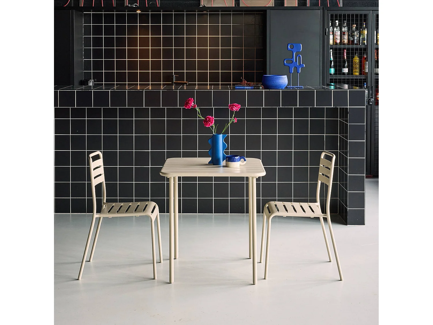 Mesa de jardín de metal con 2 sillas beige