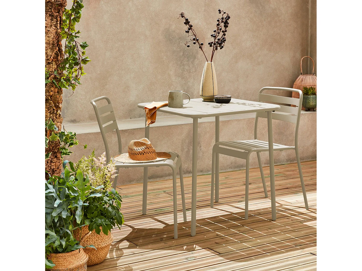 Mesa de jardín de metal con 2 sillas beige