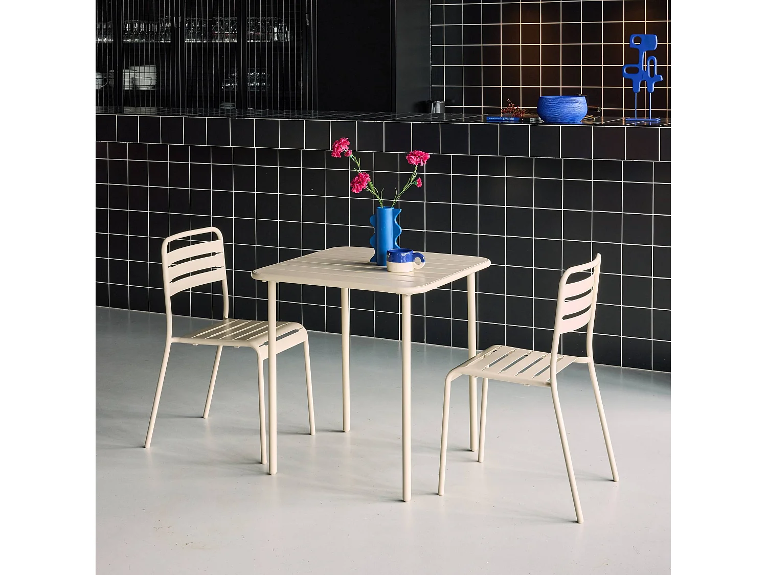 Mesa de jardín de metal con 2 sillas beige