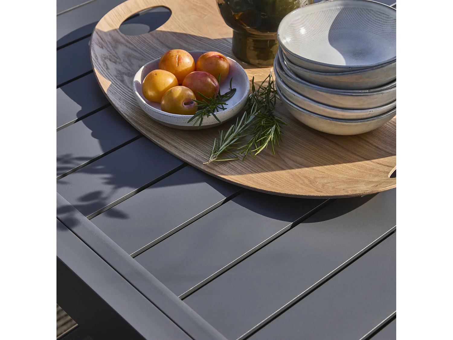 Table de jardin extensible aluminium + 8 assises aluminium et textilène. anthracite. 270 x 90 x 75 cm