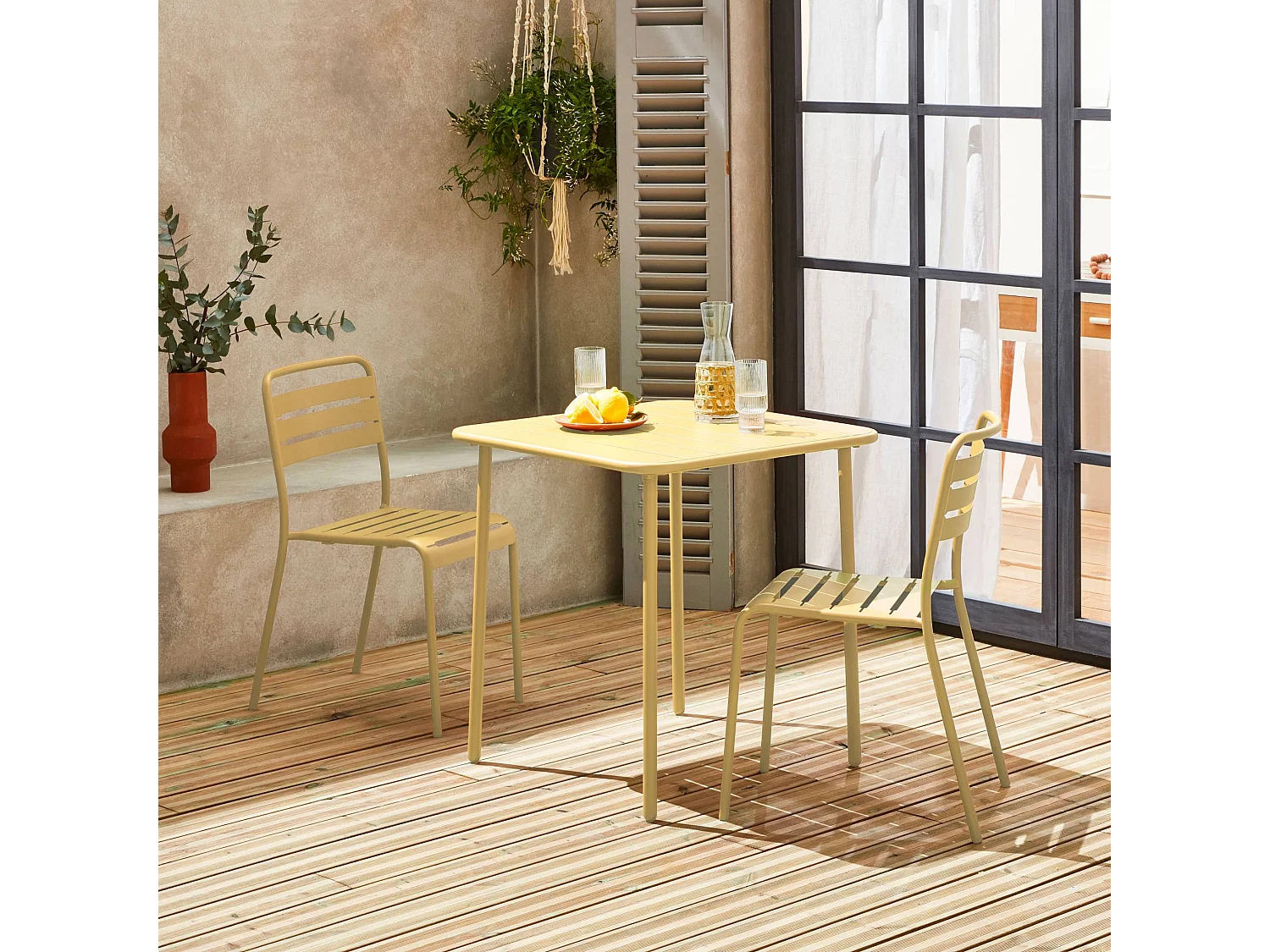 Mesa de jardín de metal con 2 sillas amarillo