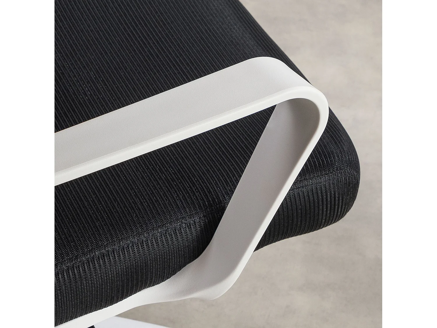 Chaise de bureau AUCKLAND, Pivotante et réglable en hauteur, Tissu mesh, Avec accoudoirs et Repose-Tête, Noir