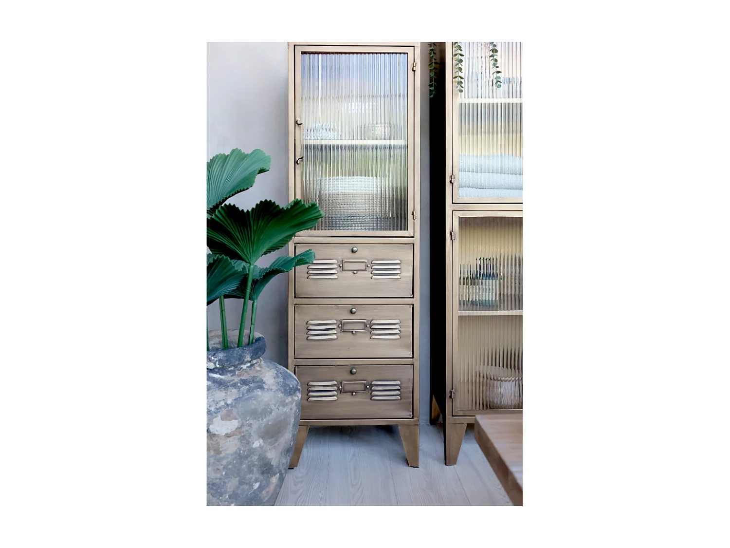 Armoire vitrine en fer et verre laiton antique 40 x 34 x 133.5 cm