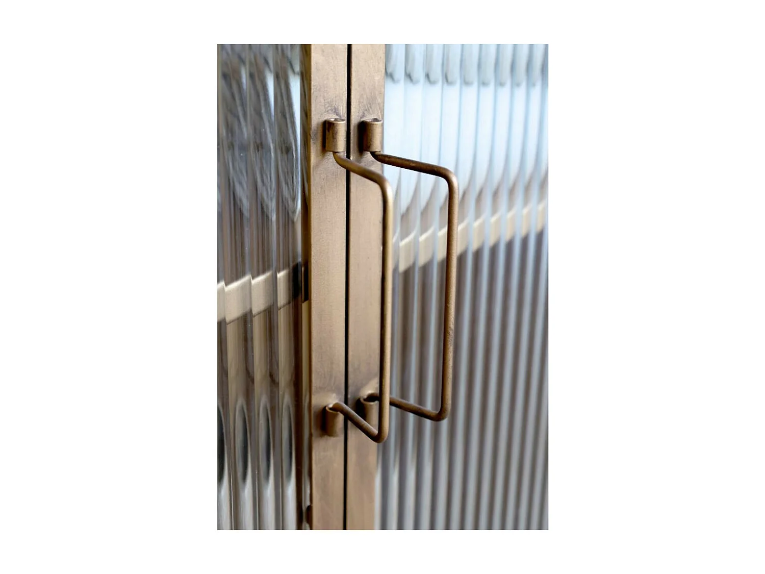 Armoire vitrine en fer laiton antique et verre 60 x 33 x 149.5 cm