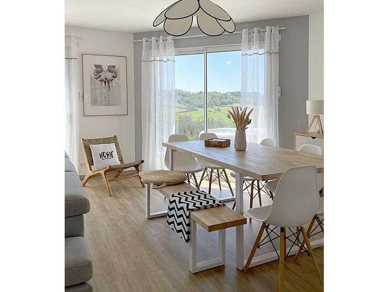 Banco asiento de 120x47x34 cm con en color roble nordish patas metálicas blancas Darek