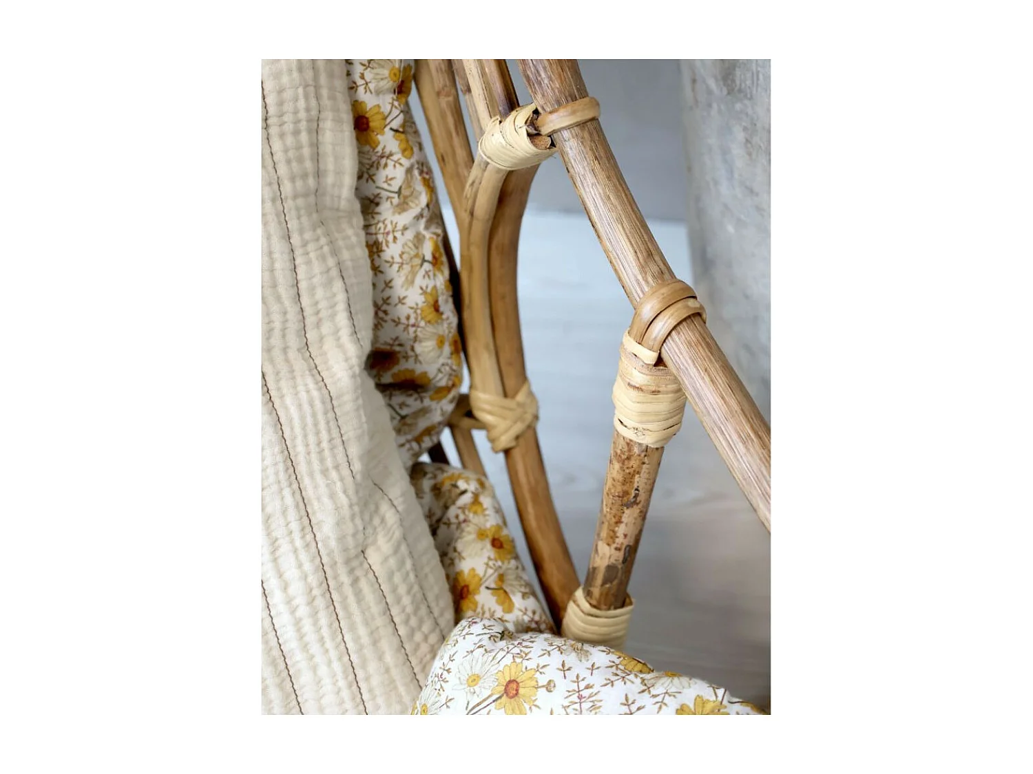 Balancelle à suspendre en rotin marron et beige 72 x 72 x 117 cm