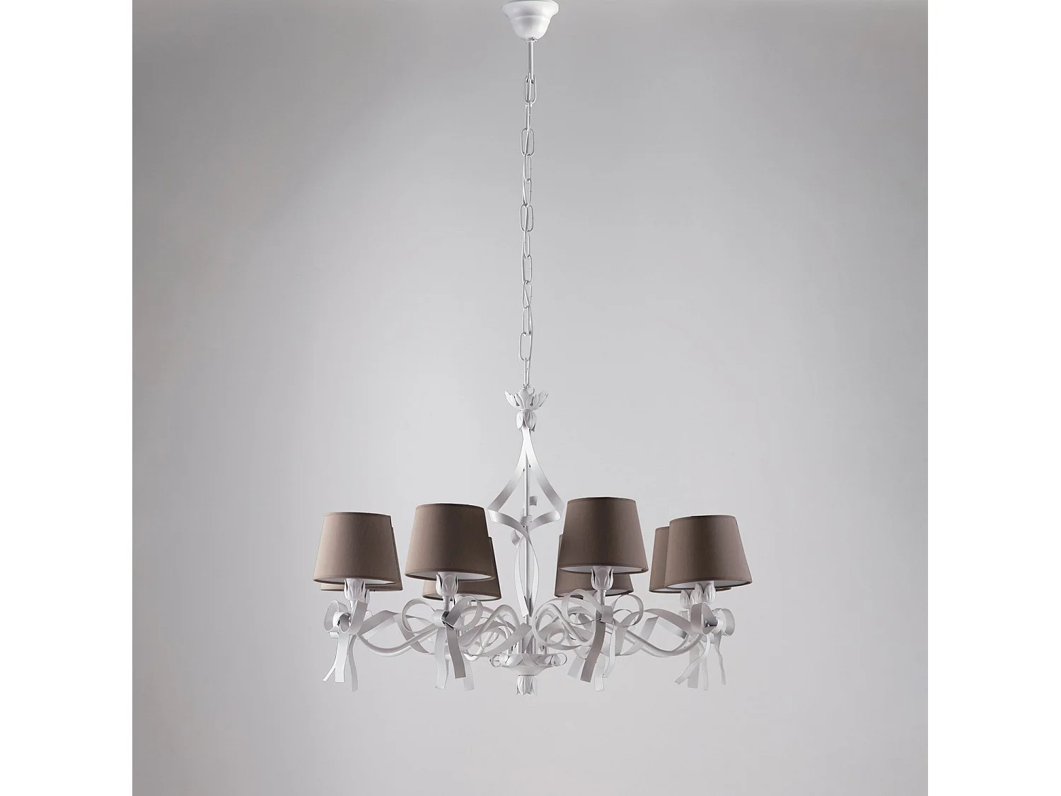 Lucy żyrandol, biały lakierowany, styl shabby chic, klosze PVC gołębioszare Ø16, 8 świateł, Ø84