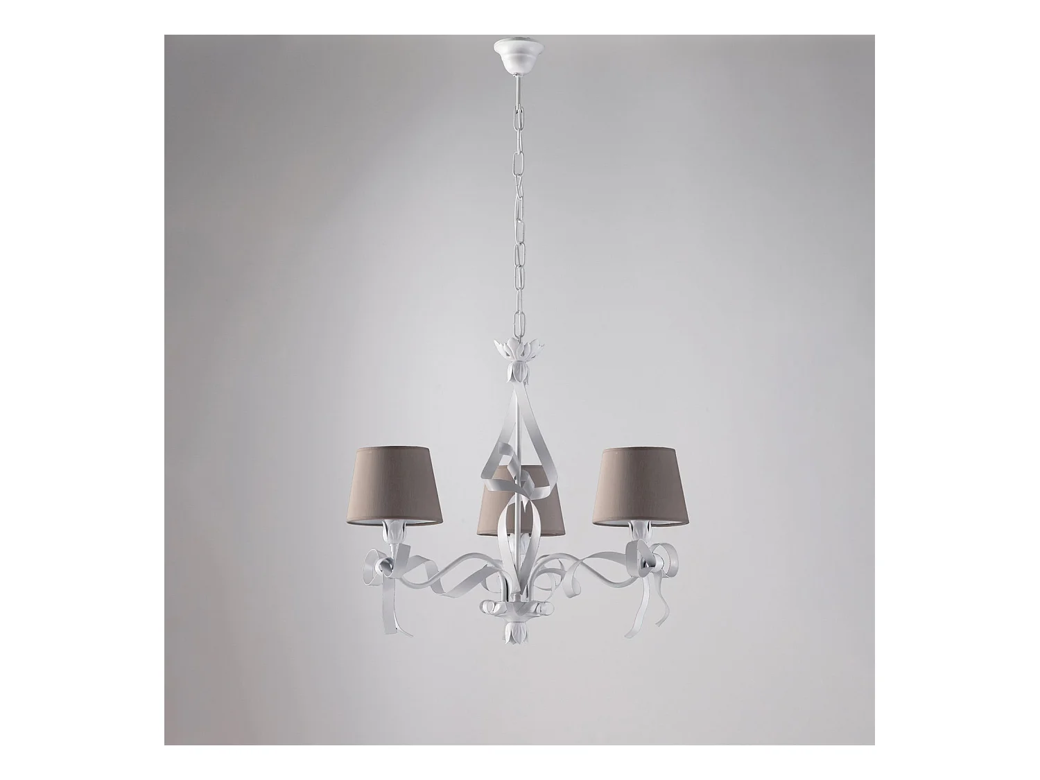 Lucy - Wit gelakte ijzeren kroonluchter met shabby chic effect decoratie en 16 diameter duifgrijze PVC lampenkappen 3 lichts 113 - Ø59 - BL184-3-BCO