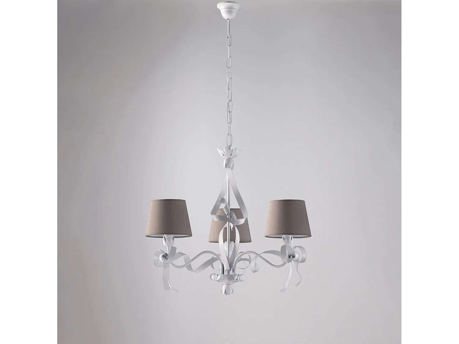 Lucy - White lacquered iron chandelier with shabby chic decoration and dove-grey PVC lampshades, 16 cm diameter, 3 lights, 113 cm - Ø59 cm - BL184-3-BCO