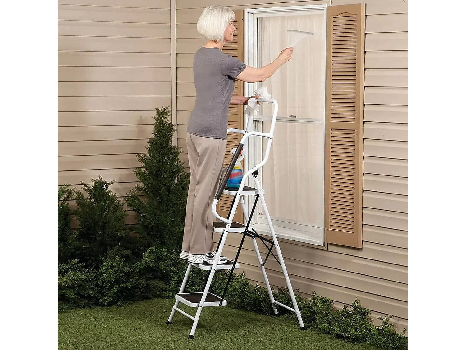 Faltleiter 4 Schritte mit Handlauf und Nicht -Slip -Teppich, faltbarer Profil, Last von 150 kg, Höhe 154 cm