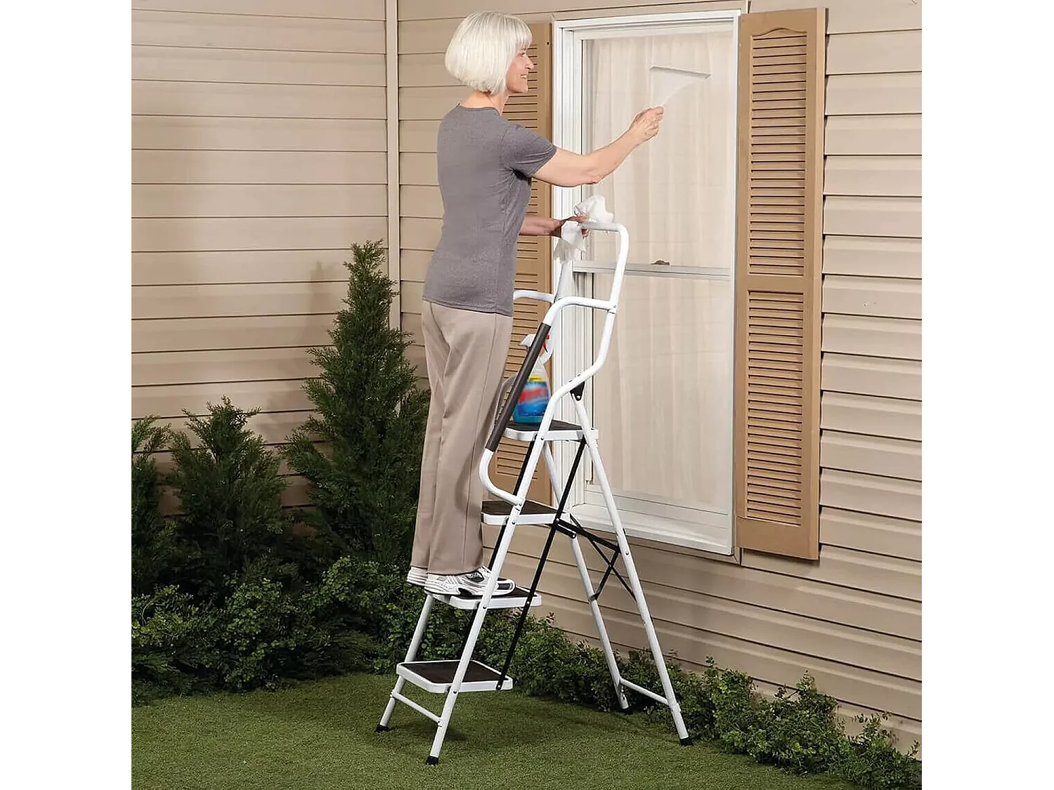 Scala pieghevole 4 gradini, con corrimano e moquette non slip, battistrada pieghevole, carico di 150 kg, altezza 154 cm