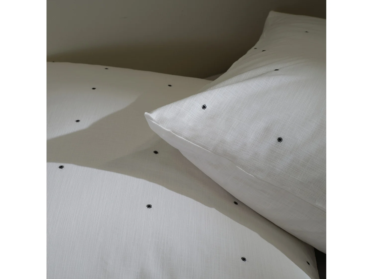 Stickerei-Bettwäsche Blumora mittelweiß 140x200