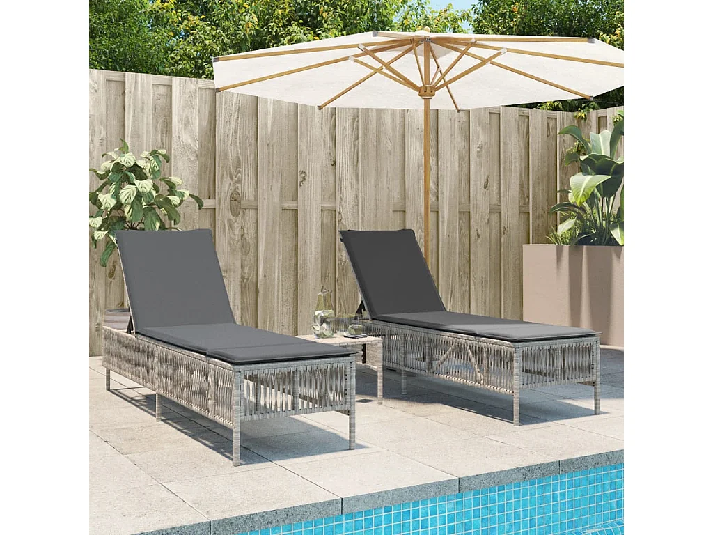Sonnenliegen 2 Stk. mit Tisch Hellgrau Poly Rattan