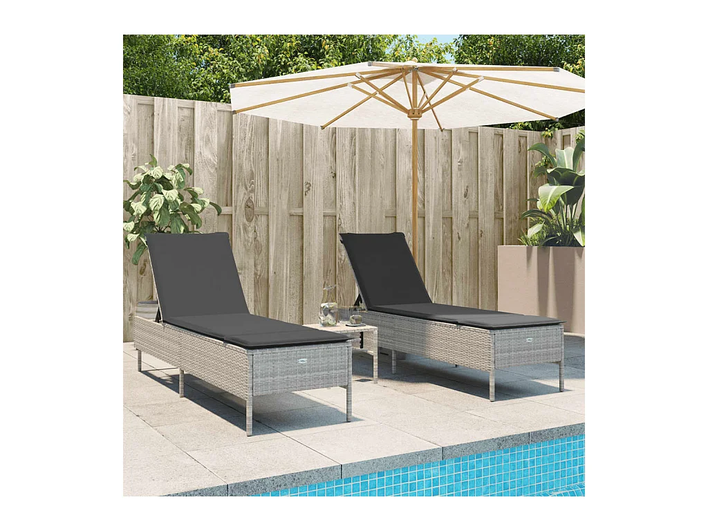 Set Lettini Prendisole con Cuscini 3pz Grigio Chiaro Polyrattan