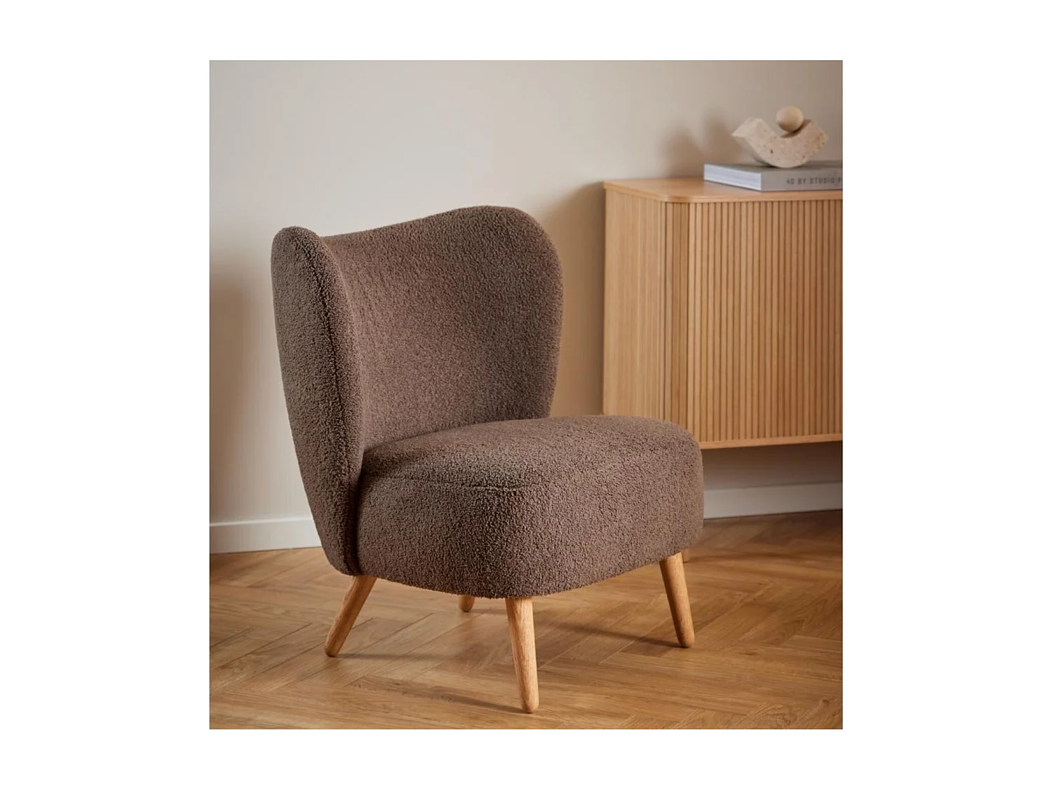 Fauteuil en tissu bouclette marron et pieds en bois - EROS
