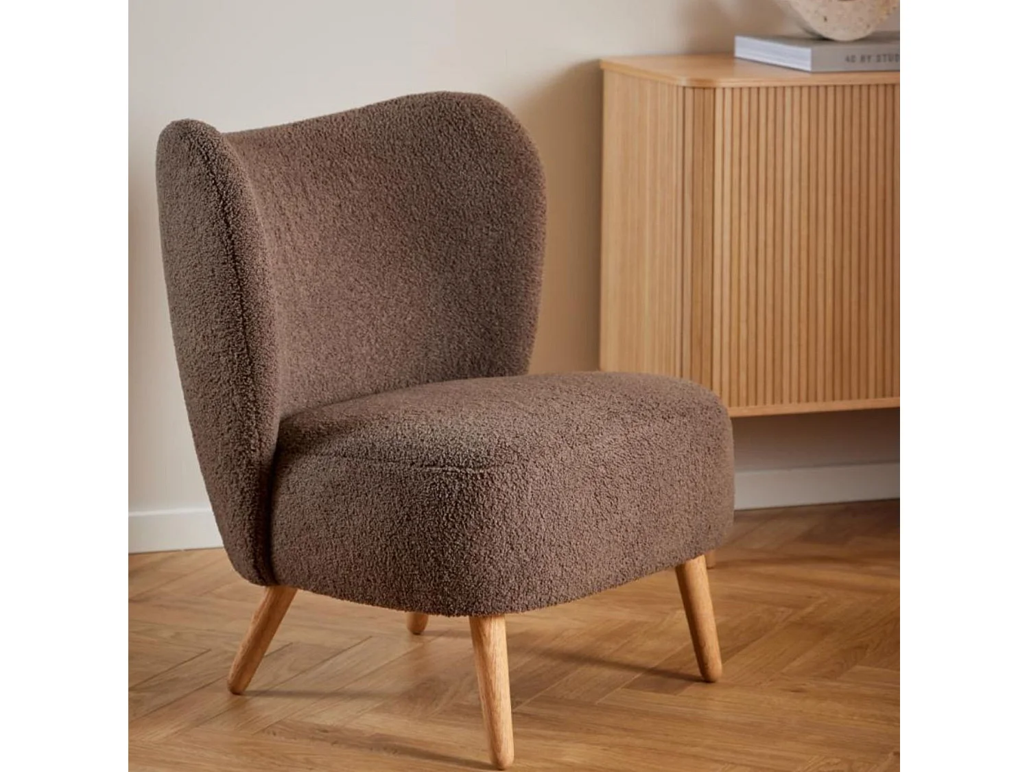 Fauteuil en tissu bouclette marron et pieds en bois - EROS