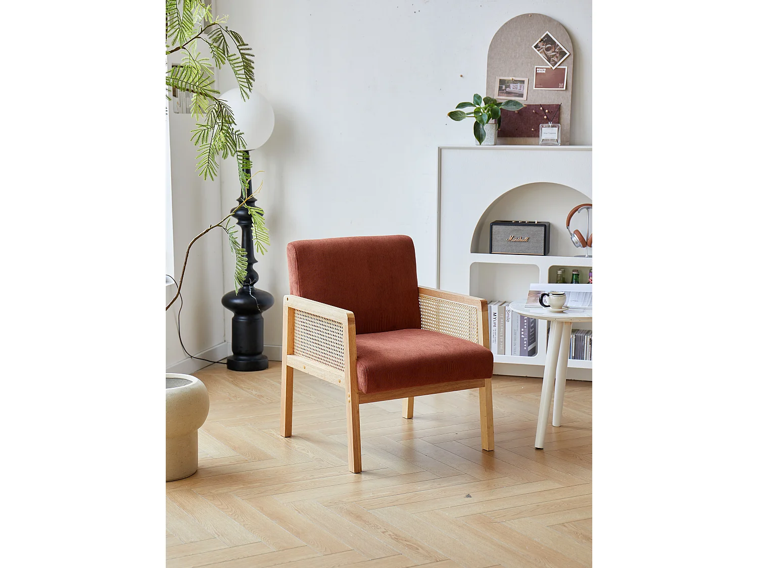 Fauteuil de salon en cannage et tissu terracotta
