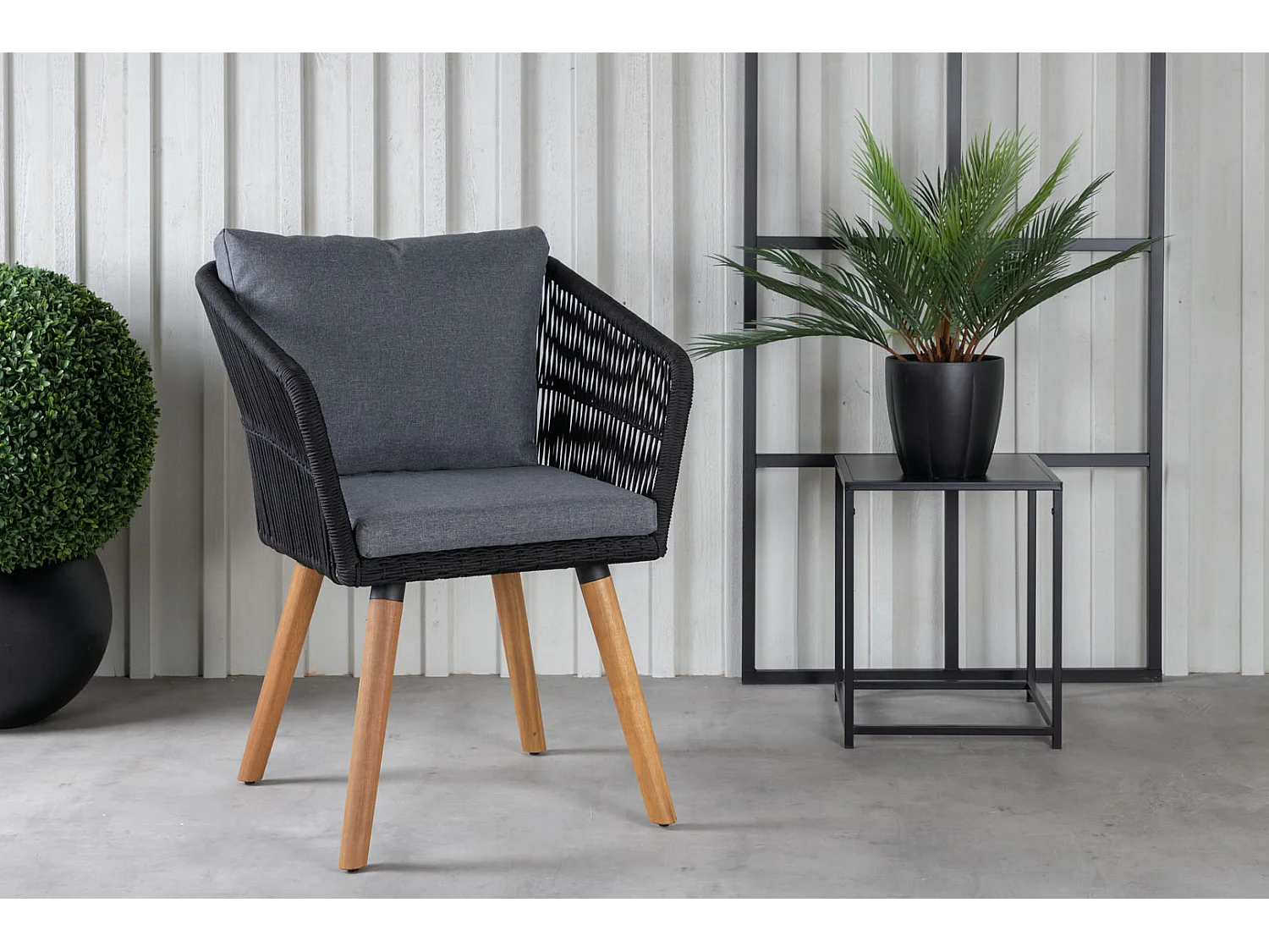 Chania Chaise de jardin avec accoudoirs avec Coussin Acacia, noir.