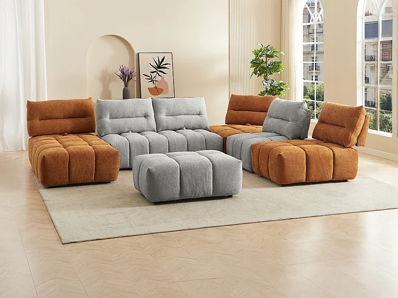 Canapé d'angle panoramique modulable et pouf dossier avance-recule en tissu texturé gris clair et terracotta APOLIU