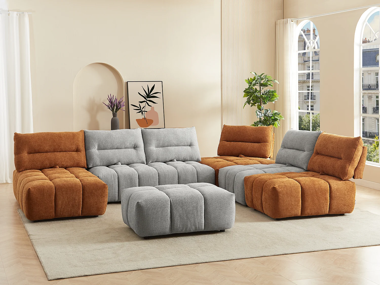 Canapé d'angle panoramique modulable et pouf dossier avance-recule en tissu texturé gris clair et terracotta APOLIU