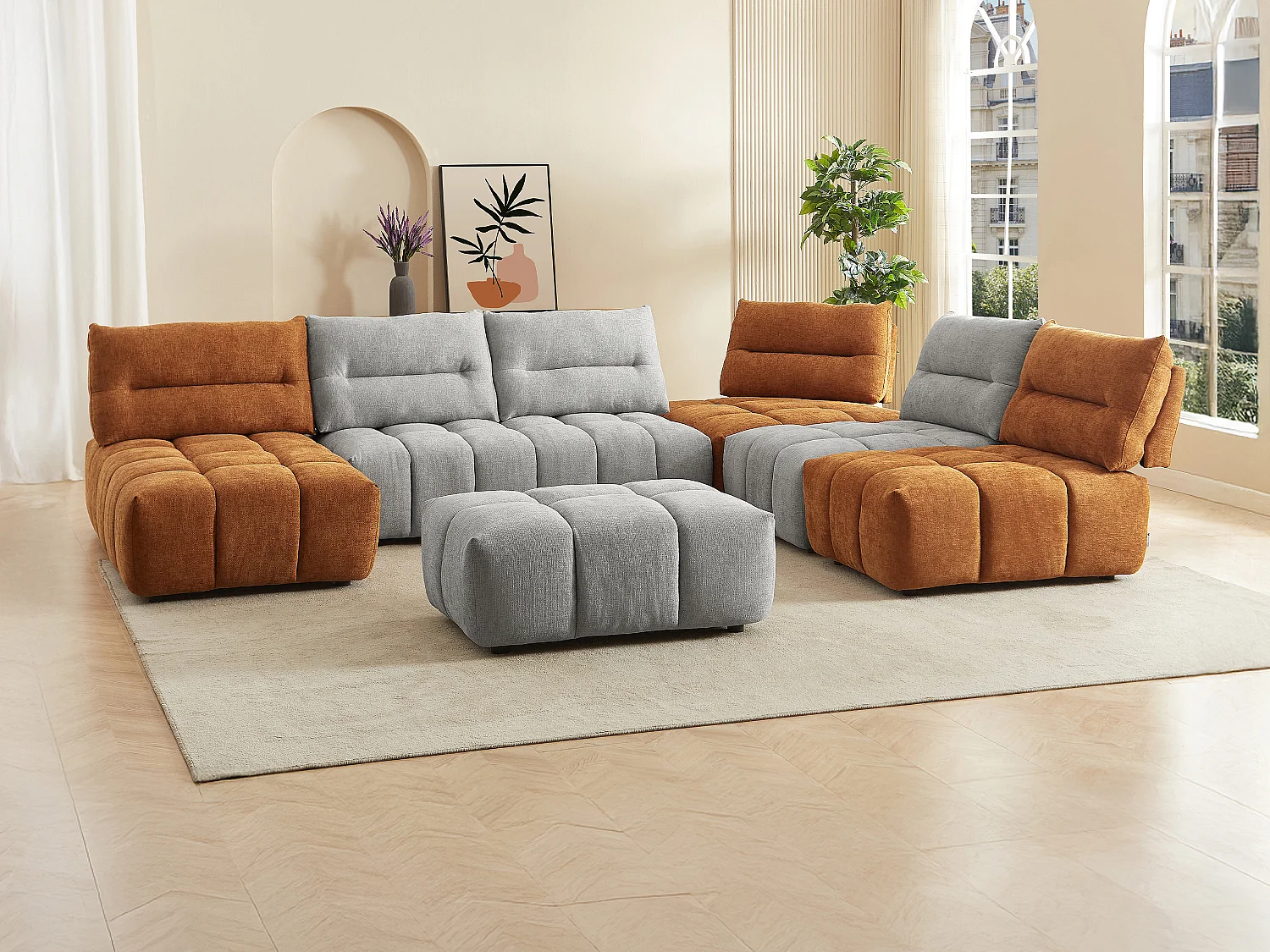Panoramisk sofa med hjørnemidiné og puf med avanceret justerbart ryglæn med udtræksbart betræk i tekstureret lysegrå og terrakotta APOLIU