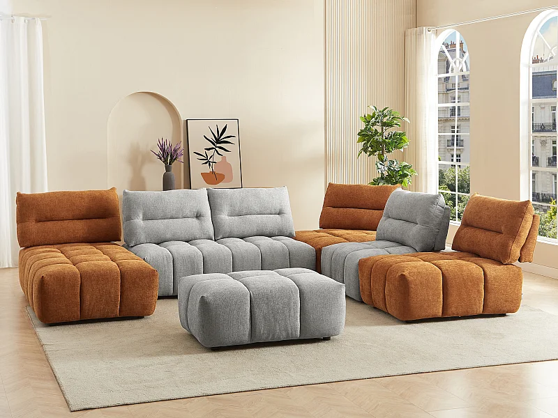 Canapé d'angle panoramique modulable et pouf dossier avance-recule en tissu texturé gris clair et terracotta APOLIU