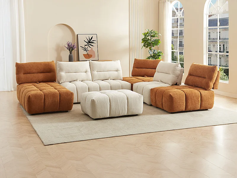 Moduleerbare brede hoekbank en poef met schuivende rugleuning van beige en terracottakleurige stof met textuur APOLIU