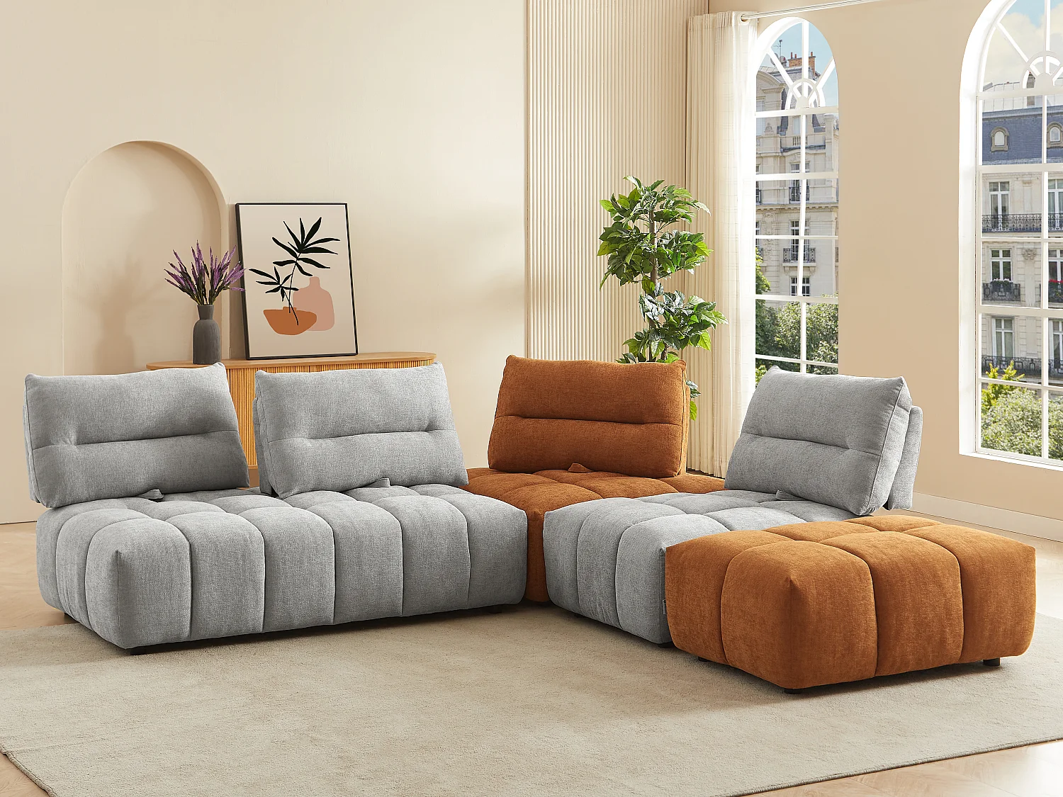 Grand canapé d'angle dossier avance-recule en tissu texturé gris clair et terracotta APOLIU