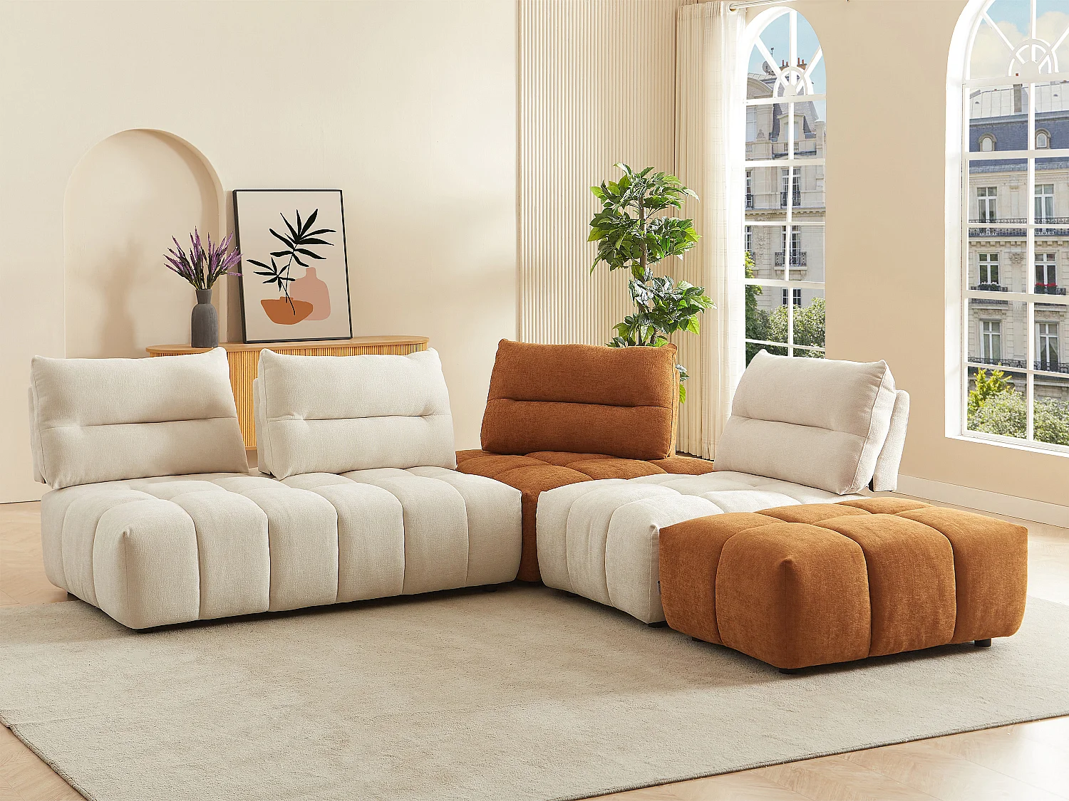 Stor modulær hjørnesofa med ryglæn der kan flyttes frem og tilbage, i tekstureret beige og terracotta stof APOLIU