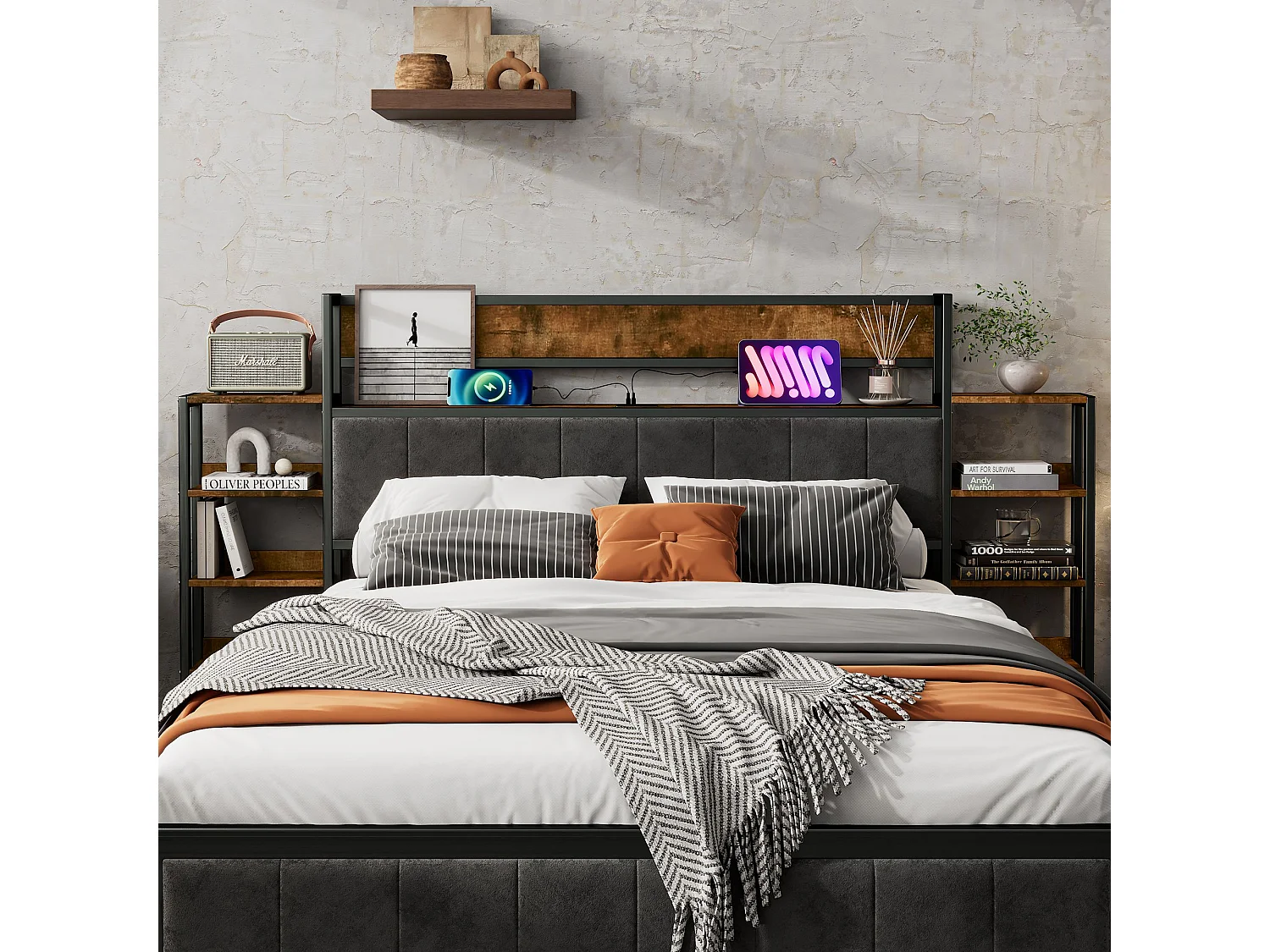 Letto in metallo 140 x 200 cm, testiera con ripiano, 3 porte USB, struttura in metallo, base piatta, metallo + MDF + velluto, nero + noce