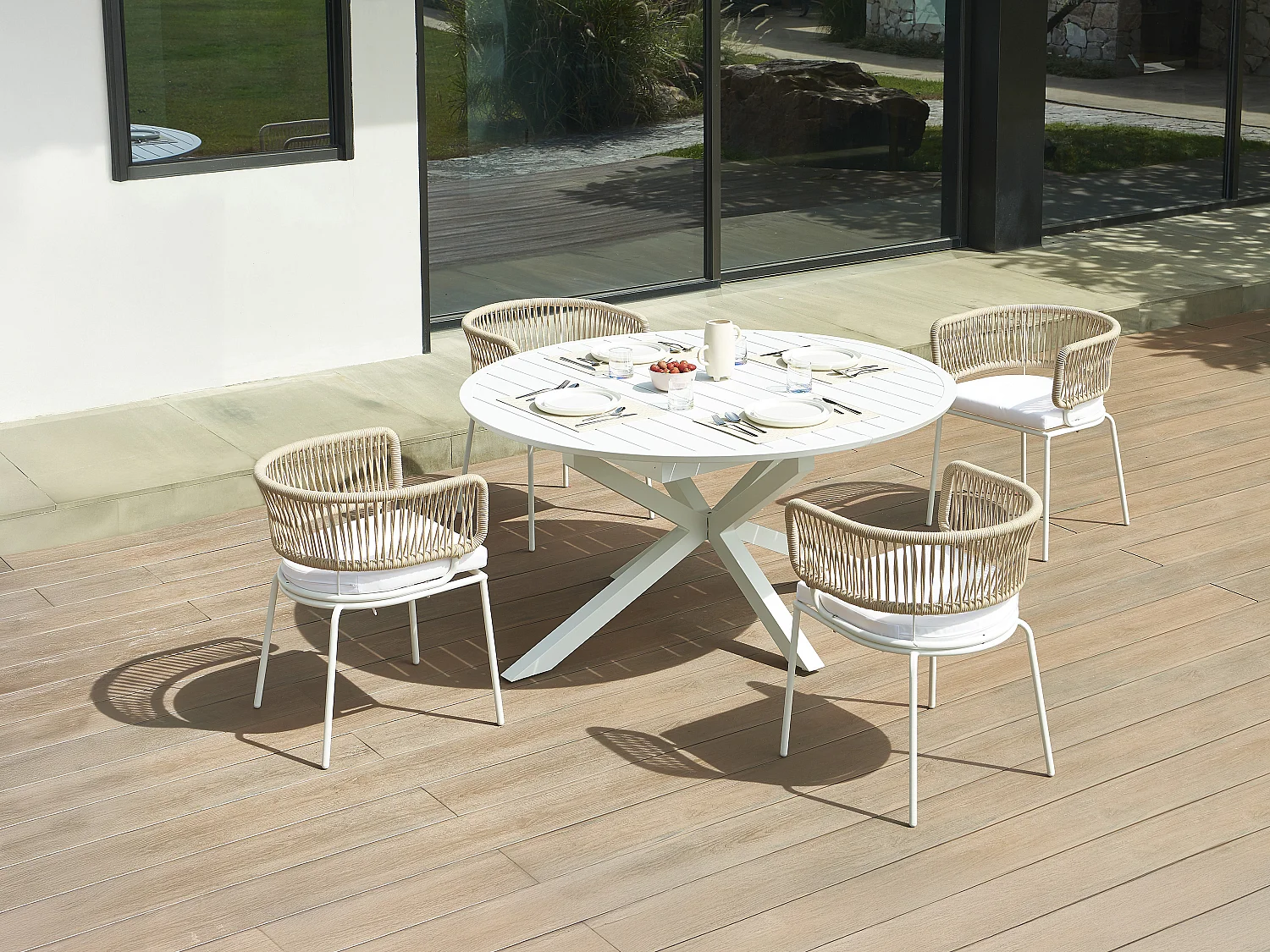 Tuineetset van aluminium: een verlengbare tafel L150/200 cm en 4 fauteuils van metaal en touw - Beige en wit - PISTO van MYLIA