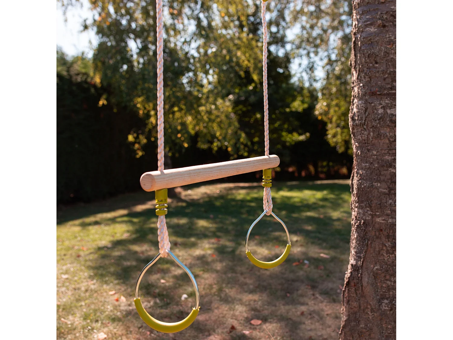 Trapecio de madera con anillas metálicas verde