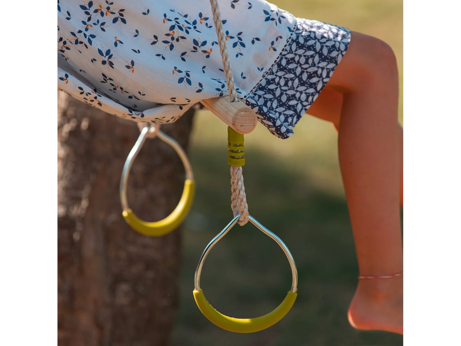 Trapecio de madera con anillas metálicas verde