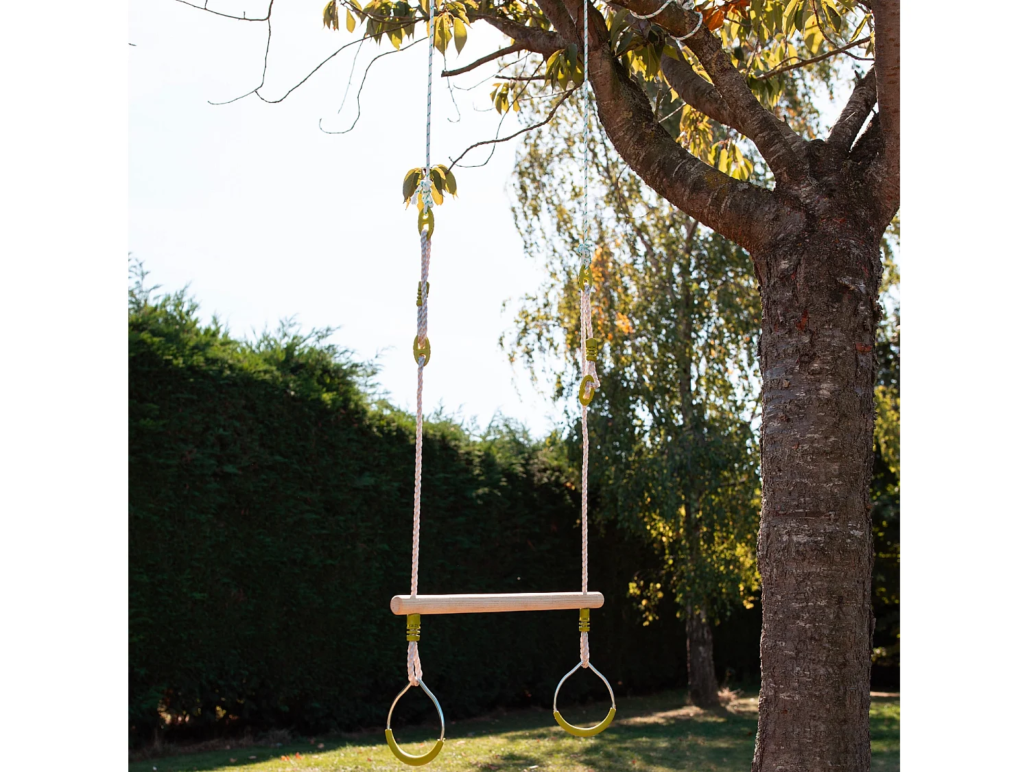 Trapecio de madera con anillas metálicas verde