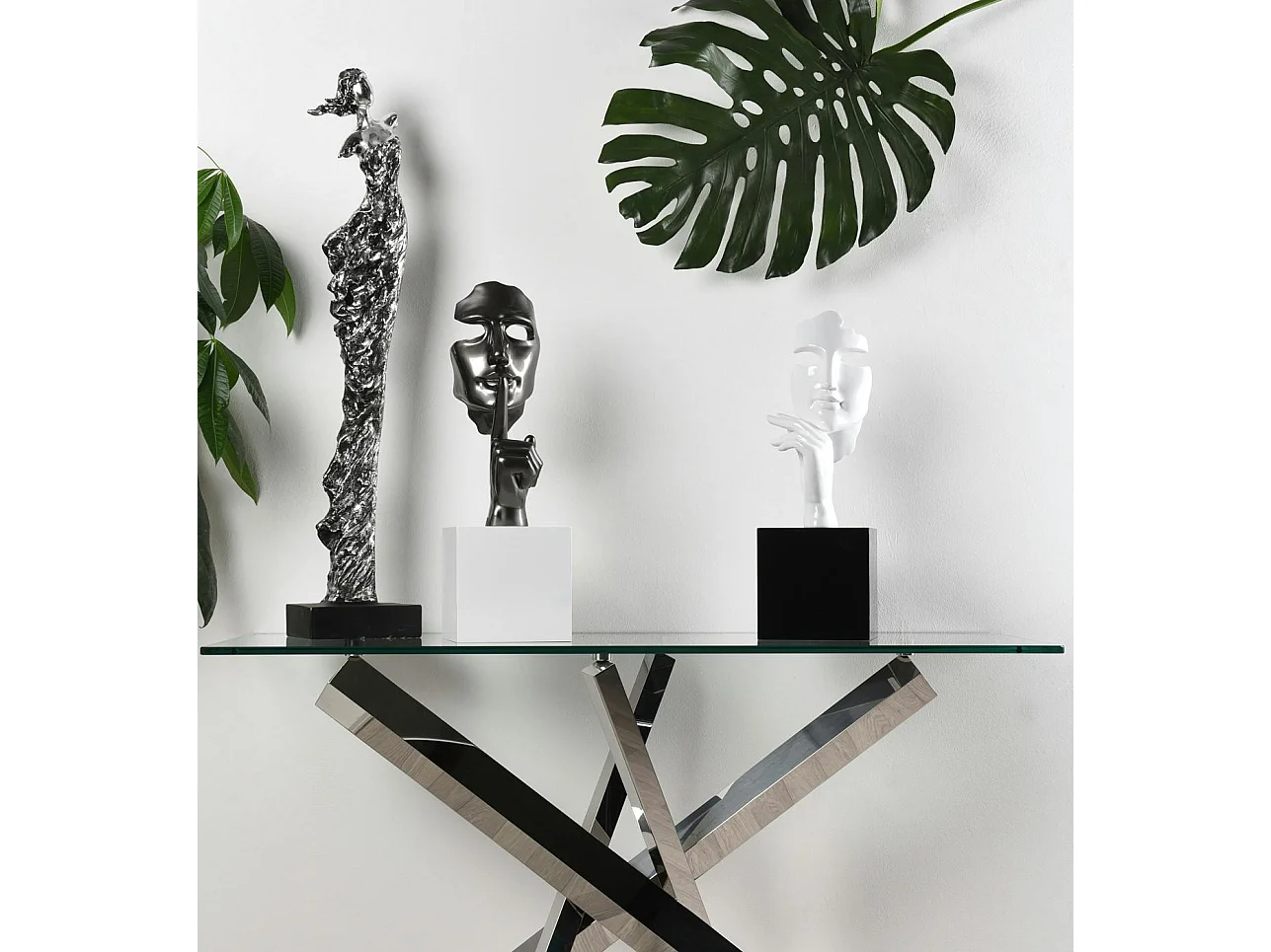 Sculpture "En Secreto" visage et main gris sur socle H57cm