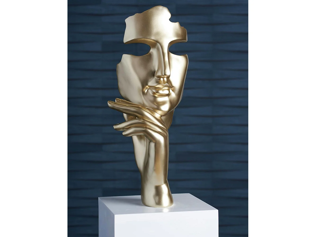 Sculpture moderne "Estilo" dorée socle blanc